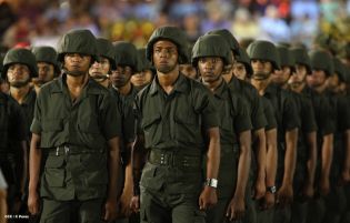 Daniel y Rosario presidente acto 34 Aniversario del Ejército