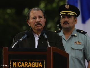 Daniel y Rosario presidente acto 34 Aniversario del Ejército