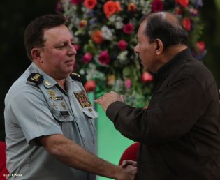 Daniel y Rosario presidente acto 34 Aniversario del Ejército