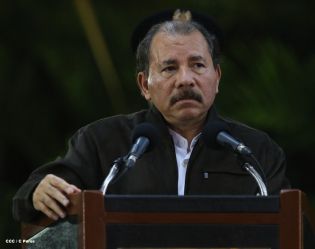 Daniel y Rosario presidente acto 34 Aniversario del Ejército