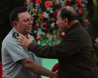 Daniel y Rosario presidente acto 34 Aniversario del Ejército