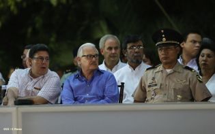 Daniel y Rosario presidente acto 34 Aniversario del Ejército