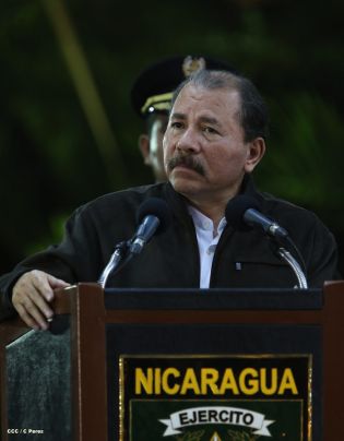 Daniel y Rosario presidente acto 34 Aniversario del Ejército