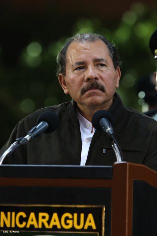 Daniel y Rosario presidente acto 34 Aniversario del Ejército