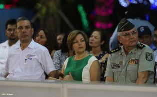 Daniel y Rosario presidente acto 34 Aniversario del Ejército
