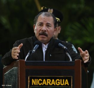 Daniel y Rosario presidente acto 34 Aniversario del Ejército