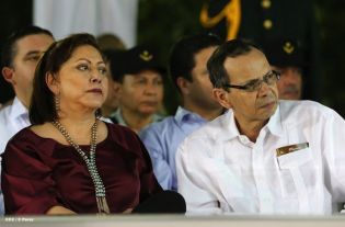 Daniel y Rosario presidente acto 34 Aniversario del Ejército