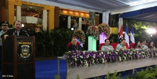 Daniel y Rosario presidente acto 34 Aniversario del Ejército