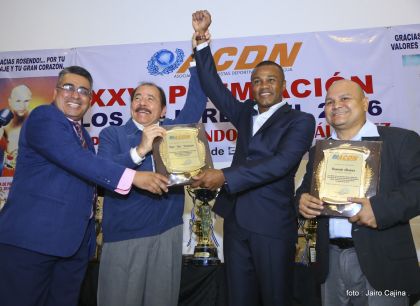 Presidente Daniel participa en premiación de la Crónica Deportiva