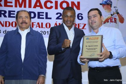 Presidente Daniel participa en premiación de la Crónica Deportiva