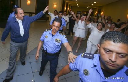 Presidente Daniel participa en premiación de la Crónica Deportiva