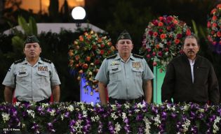 Daniel y Rosario presidente acto 34 Aniversario del Ejército