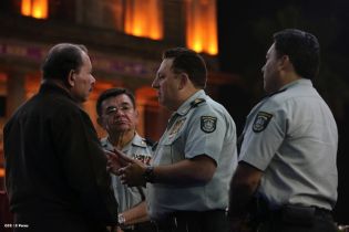 Daniel y Rosario presidente acto 34 Aniversario del Ejército