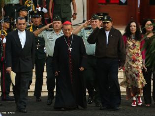 Daniel y Rosario presidente acto 34 Aniversario del Ejército