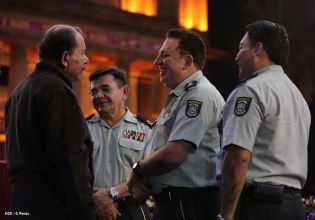 Daniel y Rosario presidente acto 34 Aniversario del Ejército