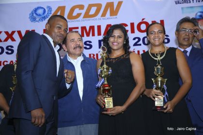Presidente Daniel participa en premiación de la Crónica Deportiva
