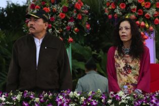 Daniel y Rosario presidente acto 34 Aniversario del Ejército