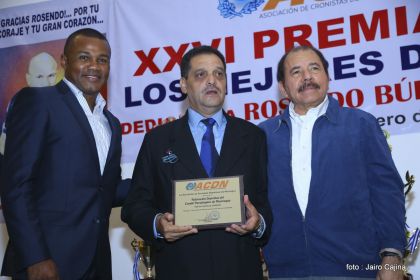 Presidente Daniel participa en premiación de la Crónica Deportiva