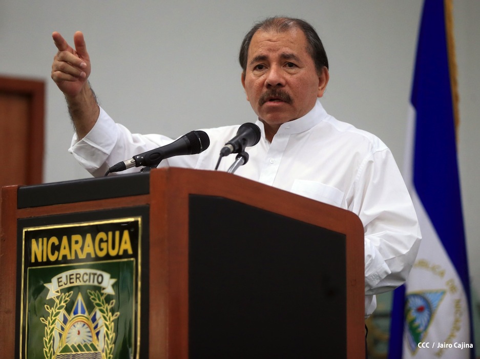 Presidente Daniel recibe Memoria Anual 2012 del Ejército de Nicaragua