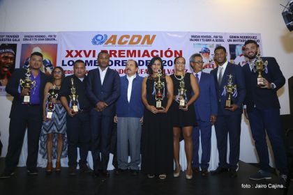 Presidente Daniel participa en premiación de la Crónica Deportiva