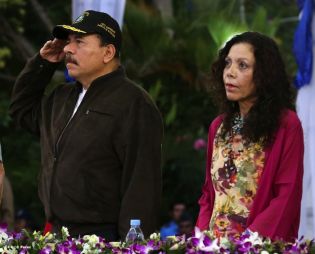 Daniel y Rosario presidente acto 34 Aniversario del Ejército