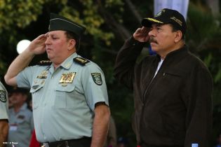 Daniel y Rosario presidente acto 34 Aniversario del Ejército