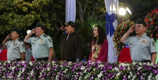 Daniel y Rosario presidente acto 34 Aniversario del Ejército