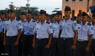 Daniel y Rosario presidente acto 34 Aniversario del Ejército