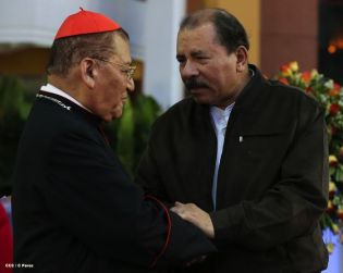 Daniel y Rosario presidente acto 34 Aniversario del Ejército