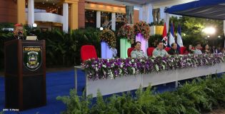 Daniel y Rosario presidente acto 34 Aniversario del Ejército