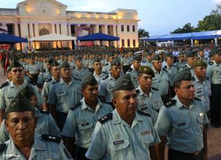 Daniel y Rosario presidente acto 34 Aniversario del Ejército