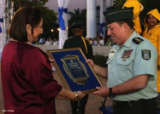 Daniel y Rosario presidente acto 34 Aniversario del Ejército