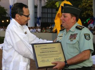 Daniel y Rosario presidente acto 34 Aniversario del Ejército