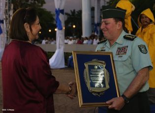Daniel y Rosario presidente acto 34 Aniversario del Ejército