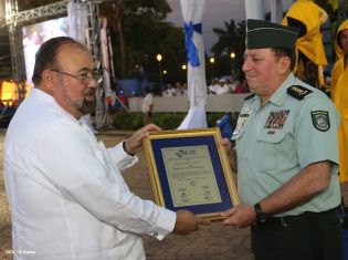 Daniel y Rosario presidente acto 34 Aniversario del Ejército