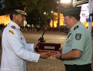 Daniel y Rosario presidente acto 34 Aniversario del Ejército