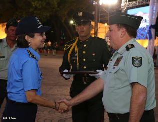Daniel y Rosario presidente acto 34 Aniversario del Ejército