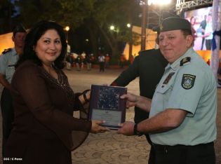 Daniel y Rosario presidente acto 34 Aniversario del Ejército