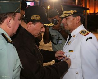 Daniel y Rosario presidente acto 34 Aniversario del Ejército