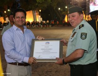 Daniel y Rosario presidente acto 34 Aniversario del Ejército