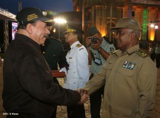 Daniel y Rosario presidente acto 34 Aniversario del Ejército