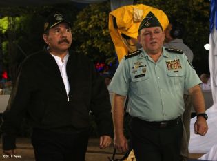 Daniel y Rosario presidente acto 34 Aniversario del Ejército