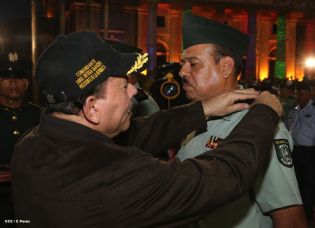 Daniel y Rosario presidente acto 34 Aniversario del Ejército