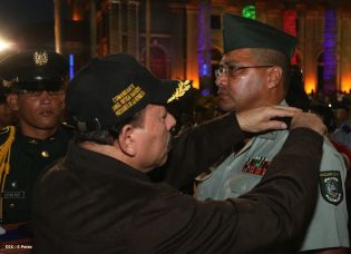 Daniel y Rosario presidente acto 34 Aniversario del Ejército