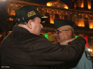 Daniel y Rosario presidente acto 34 Aniversario del Ejército