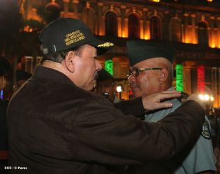 Daniel y Rosario presidente acto 34 Aniversario del Ejército