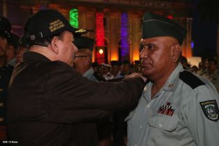 Daniel y Rosario presidente acto 34 Aniversario del Ejército