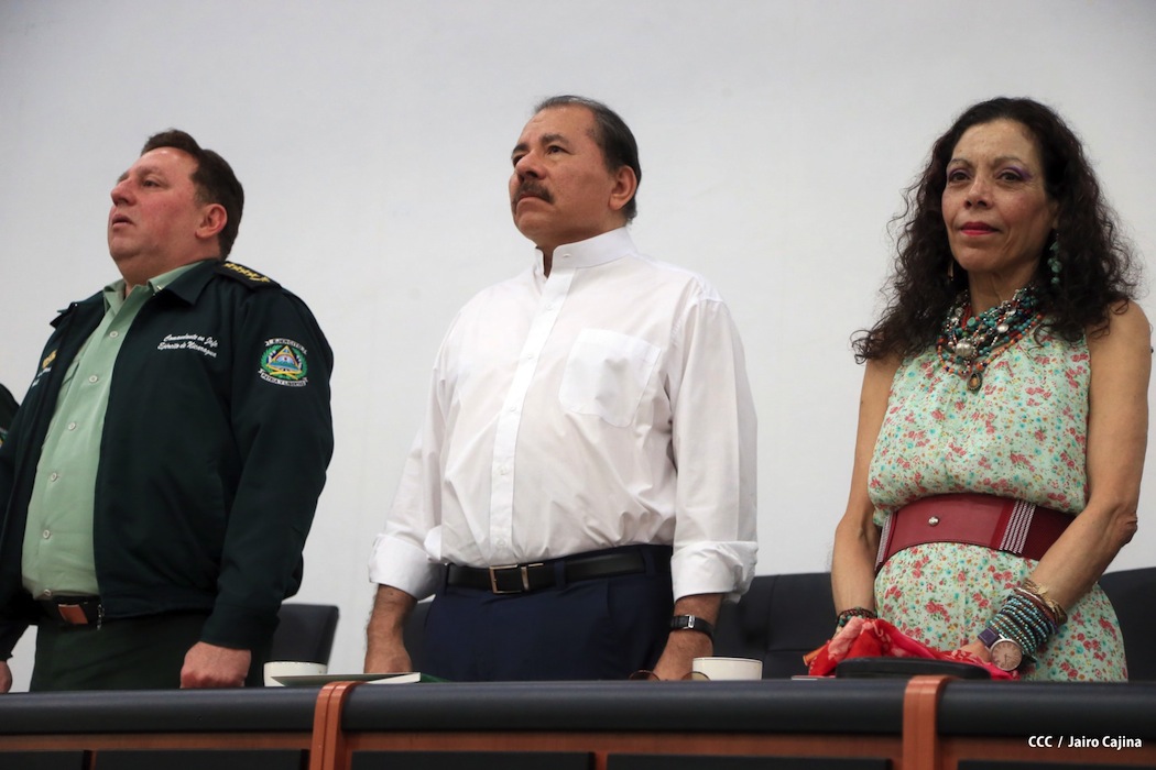 Presidente Daniel recibe Memoria Anual 2012 del Ejército de Nicaragua