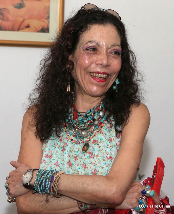 Presidente Daniel recibe Memoria Anual 2012 del Ejército de Nicaragua