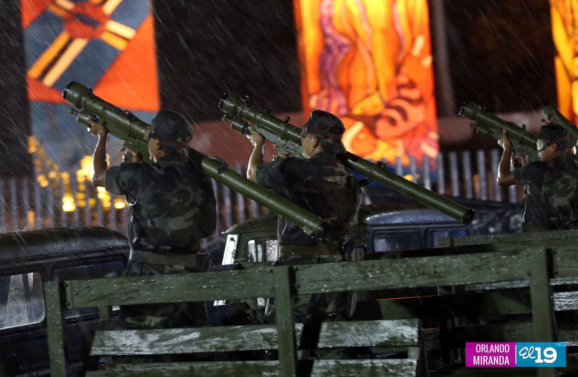 Desfile Militar en honor al 34 Aniversario del Ejército